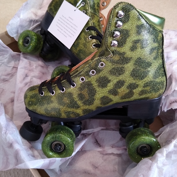 Rollstar Roller Skates Sequin Ankle Boot in Sassy Green Leopard, size 7. - Picture 4 of 9